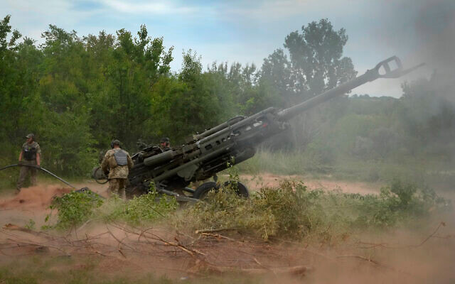 Binh sĩ Ukraine bắn vào các vị trí của lực lượng Nga từ một khẩu lựu pháo M777 do Mỹ cung cấp ở vùng Donetsk phía Đông Ukraine, ngày 18/6/2022. Ảnh: AP. Binh sĩ Ukraine bắn vào các vị trí của lực lượng Nga từ một khẩu lựu pháo M777 do Mỹ cung cấp ở vùng Donetsk phía Đông Ukraine, ngày 18/6/2022. Ảnh: AP.