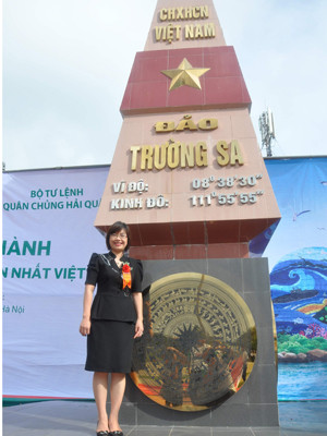 Tác giả cạnh Cột mốc Chủ quyền trên Trường Sa Lớn. Tác giả cạnh Cột mốc Chủ quyền trên Trường Sa Lớn