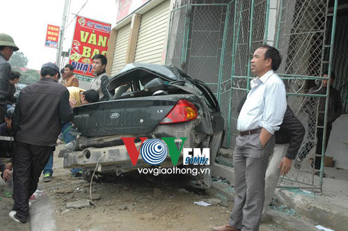 Xe tải mất lái tông xe con bay vào nhà dân bẹp dúm ảnh 1