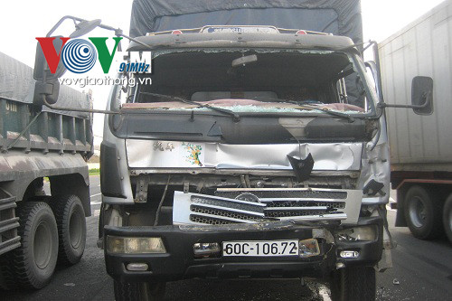 Xe tải đâm đuôi container để tránh tai nạn ảnh 2