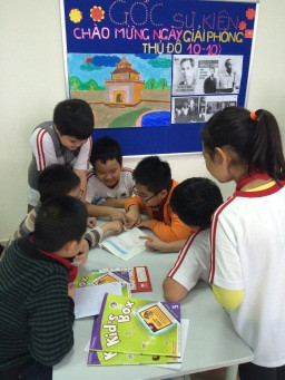 “Cô giáo” nhí giảng bài về “Trận Điện Biên Phủ trên không” ảnh 2