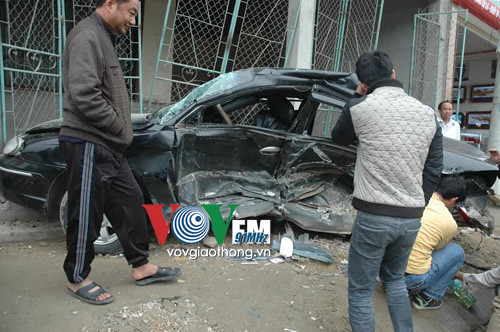 Xe tải mất lái tông xe con bay vào nhà dân bẹp dúm ảnh 2