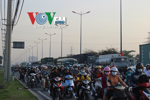 Xe tải đâm đuôi container để tránh tai nạn ảnh 1