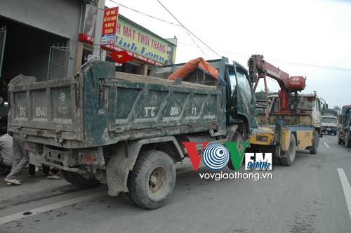 Xe tải mất lái tông xe con bay vào nhà dân bẹp dúm ảnh 3