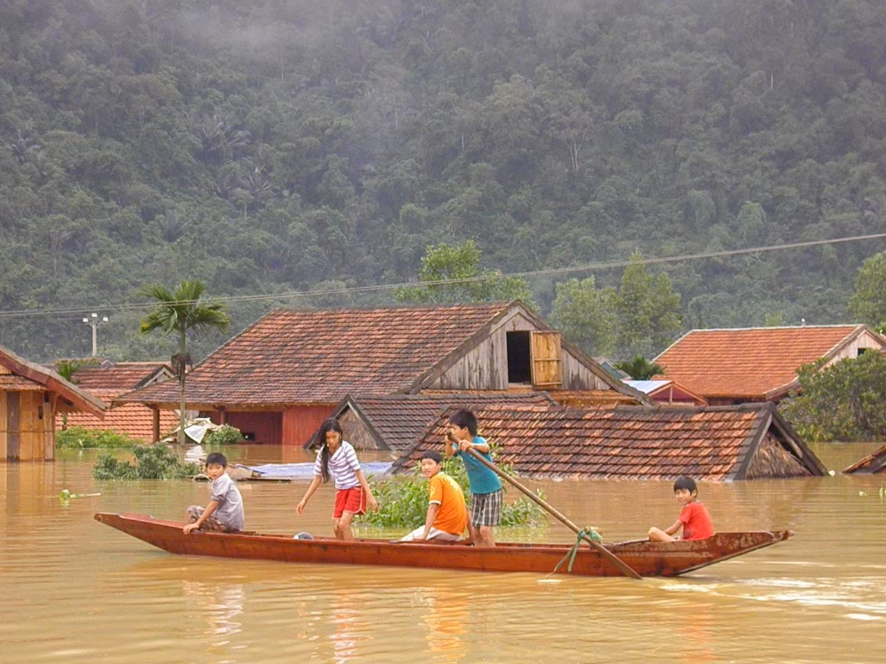 Nhận thấy mô hình nhà tránh lũ ở Tân Hóa mang lại hiệu quả cao, chính quyền và các tổ chức chính trị - xã hội, các mạnh thường quân đã hỗ trợ người dân Tân Hoá "phổ cập" nhà tránh lũ. Đến khoảng năm 2016 thì 100% hộ gia đình ở Tân Hóa có nhà phao tránh lũ. Họ không phải chạy vào rừng như trước nữa.