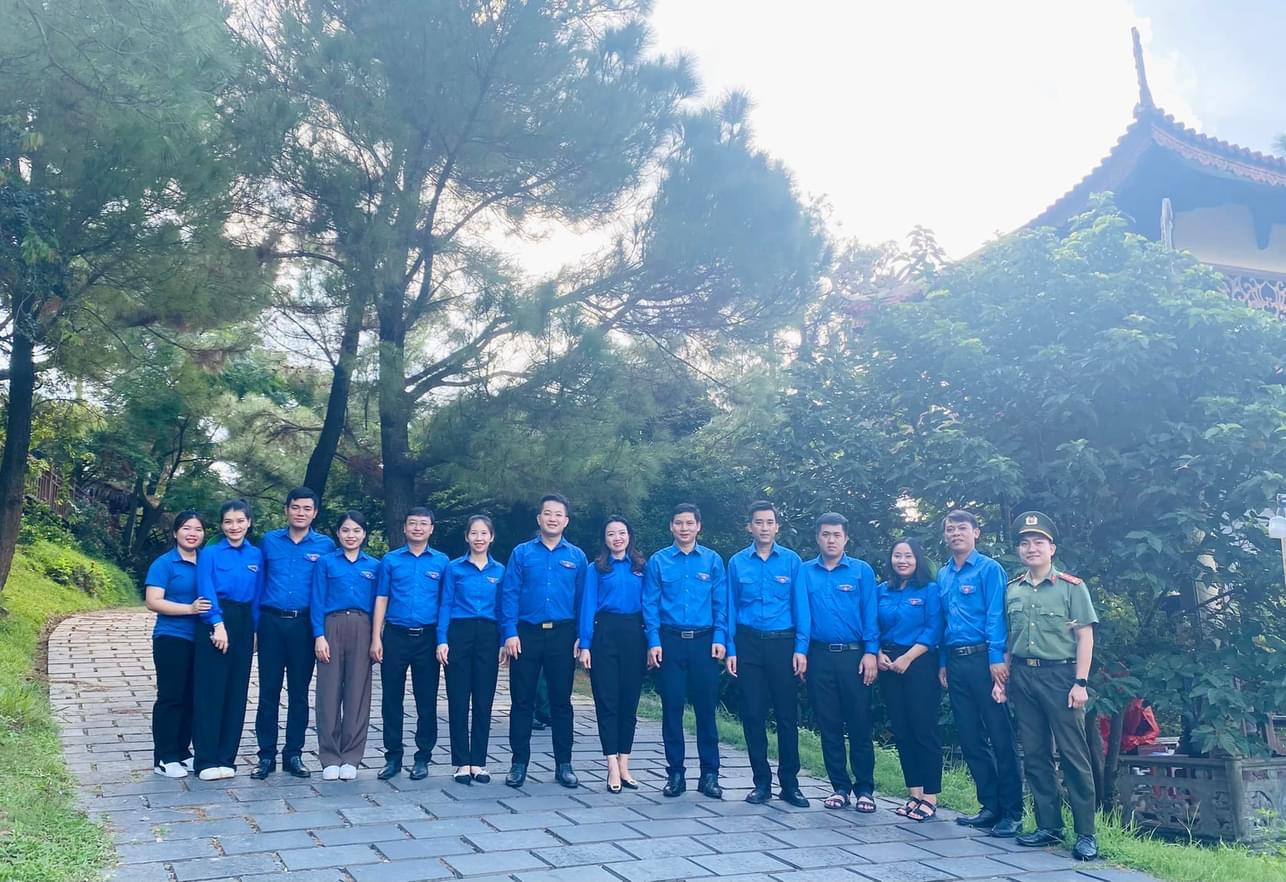 Đoàn công tác chụp ảnh lưu niệm Đoàn công tác chụp ảnh lưu niệm