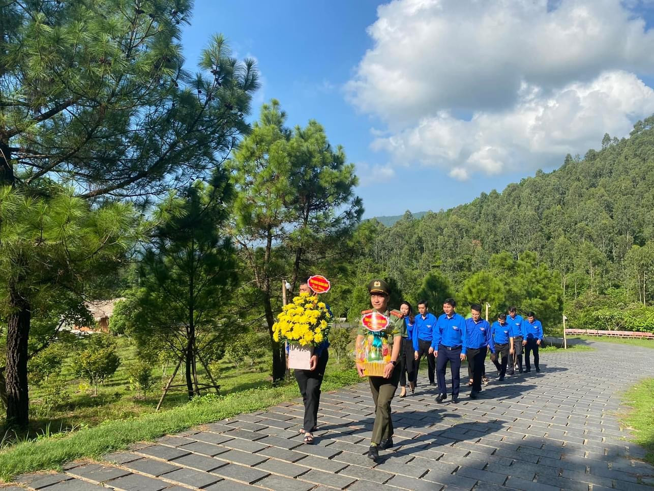 Đoàn công tác của Tỉnh Đoàn Quảng Bình viếng mộ Đại tướng Võ Nguyên Giáp tại Vũng Chùa - Đảo Yến Đoàn công tác của Tỉnh Đoàn Quảng Bình viếng mộ Đại tướng Võ Nguyên Giáp tại Vũng Chùa - Đảo Yến