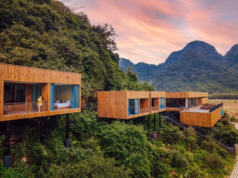 Từ những ý tưởng độc lạ, kết hợp với vẻ đẹp phong cảnh hiếm có, cùng với con người thân thiện, Tân Hóa nhanh chóng hút du khách trong và ngoài nước. Người dân từ chỗ nghèo đói vì chạy lụt, nay có thu nhập cao từ việc kinh doanh du lịch. Những nỗ lực cố gắng của Chính quyền và người dân Tân Hóa đã được đền đáp khi mới đây tổ chức Du lịch thế giới (UNWTO) vinh danh Tân Hóa là làng du lịch tốt nhất thế giới.
