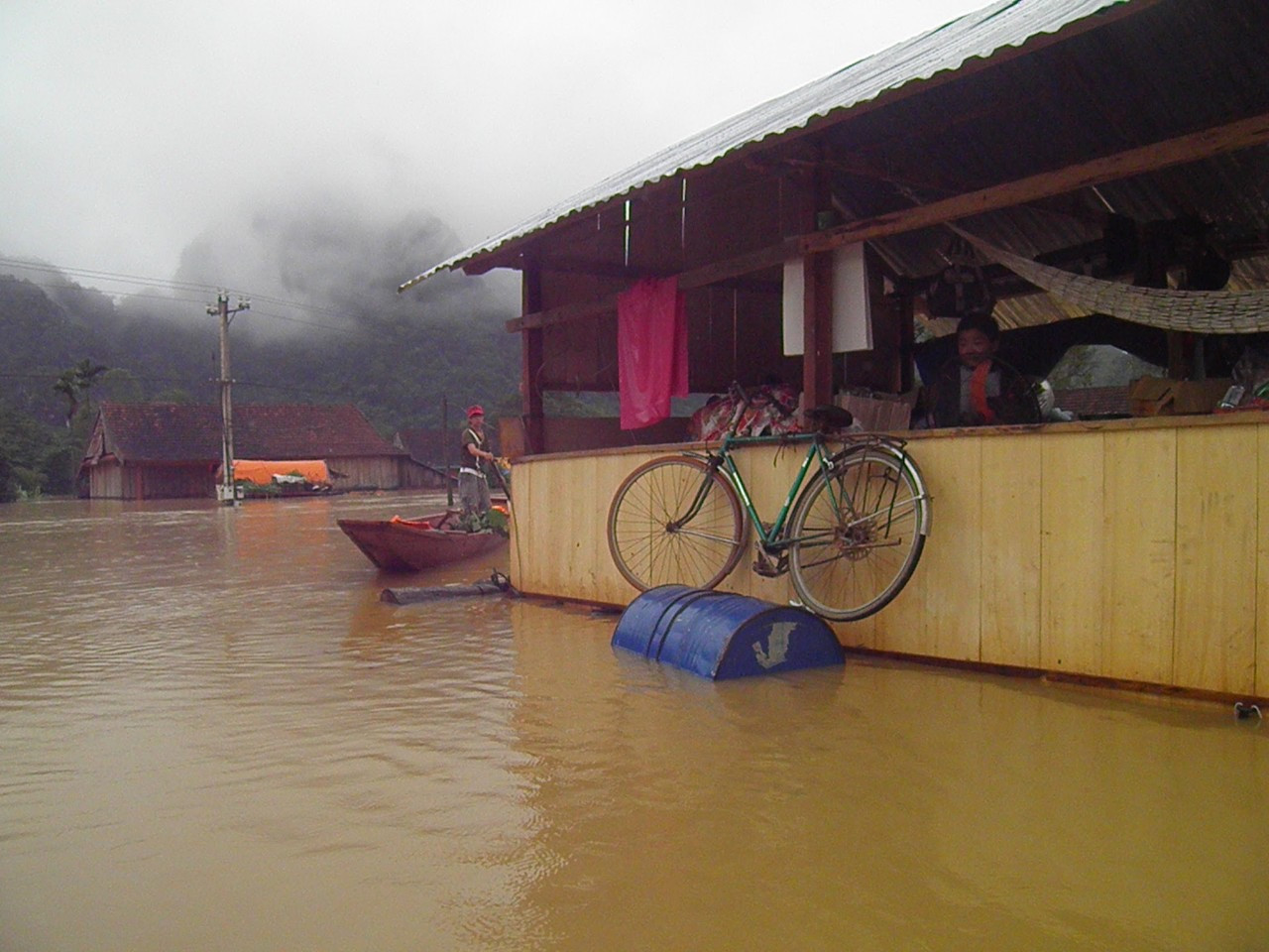 Trong những lần về TP. Đồng Hới, tình cờ người dân Tân Hoá phát hiện những nhà hàng nổi ở đây được kết từ nhiều thùng nhựa rỗng. Họ mua về kết thử và thành công ngoài mong đợi. Nhà bè nổi này không chỉ chứa được vật dùng thiết yếu, làm nơi sinh hoạt của mỗi gia đình mà thậm chí còn làm được cả một cửa hàng tạp hóa để kinh doanh trong lũ.