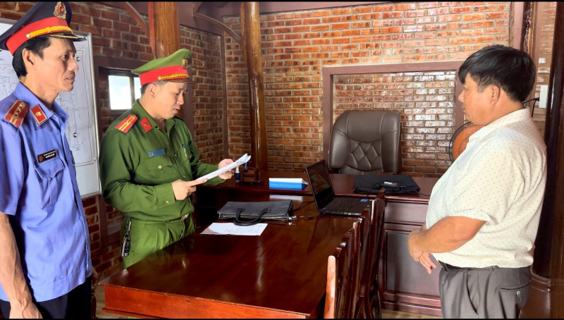 Cơ quan chức năng tống đạt các quyết định liên quan đến việc khởi tố ông Đàn