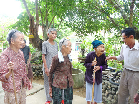 Các cụ già vui sống ở Trung tâm dưỡng lão Tân An. Ảnh: Nguyễn Thành