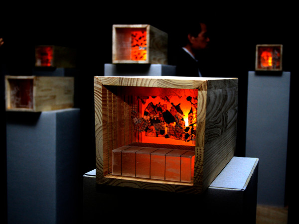 Các tác phẩm đặt trong những chiếc hộp nhỏ. Mỗi chiếc hộp là một không gian thể hiện một góc cạnh cuộc sống