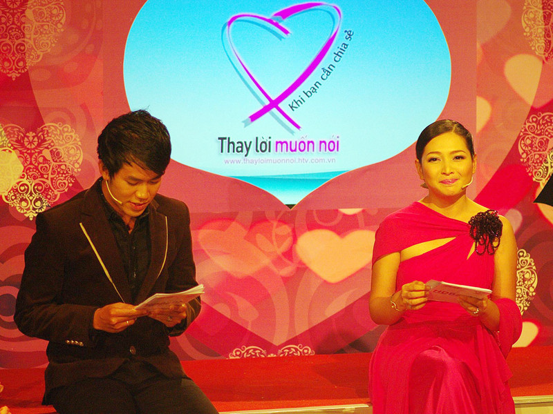 MC Quỳnh Hương (phải)