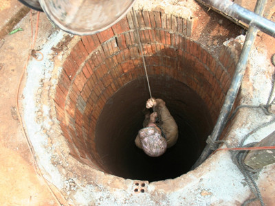 Chiếc tời quay tay dùng để lấy đất từ dưới đáy giếng lên