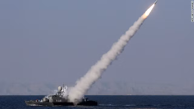 Hàng loạt tên lửa đã được Iran thử nghiệm trên eo biển Hormuz. Ảnh: CNN