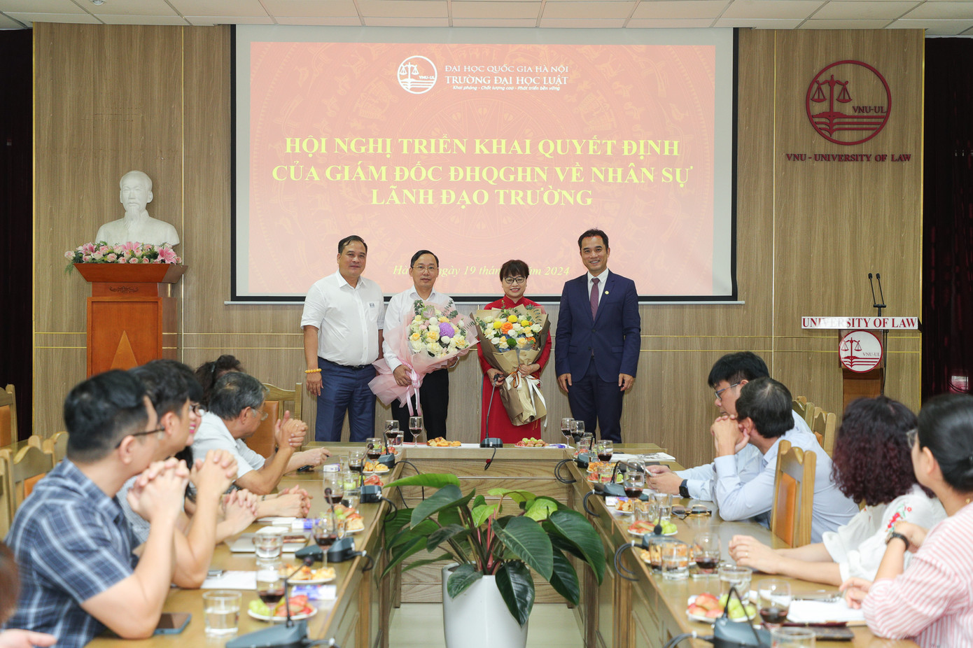 Sau khi PGS.TS Nguyễn Thị Quế Anh (áo dài đỏ) xin thôi giữ chức hiệu trưởng, PGS.TS Trịnh Tiến Việt (thứ hai từ trái sang) được giao làm Phó hiệu trưởng phụ trách Trường ĐH Luật - ĐH Quốc gia Hà Nội.