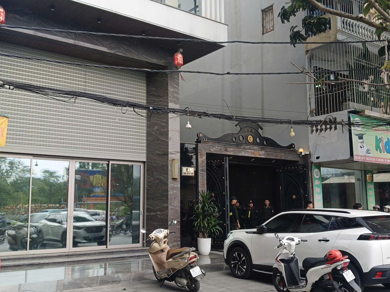 Lực lượng công an khám xét tại nhà riêng Nguyễn Huy Tùng