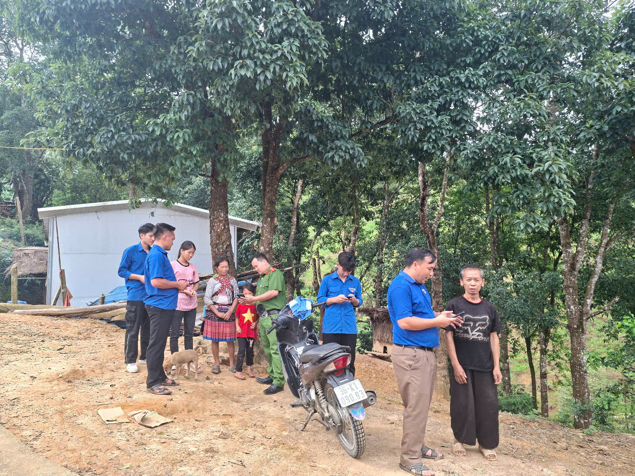 Ở các xã miền núi, các tình nguyện viên không nề hà khó khăn, di chuyển về các khu, bản để hỗ trợ người dân.