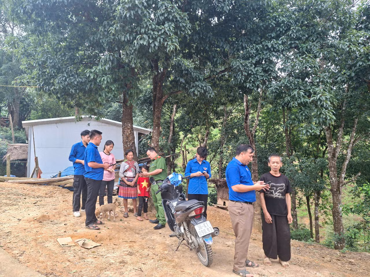 Ở các xã miền núi, các tình nguyện viên không nề hà khó khăn, di chuyển về các khu, bản để hỗ trợ người dân. Ở các xã miền núi, các tình nguyện viên không nề hà khó khăn, di chuyển về các khu, bản để hỗ trợ người dân.