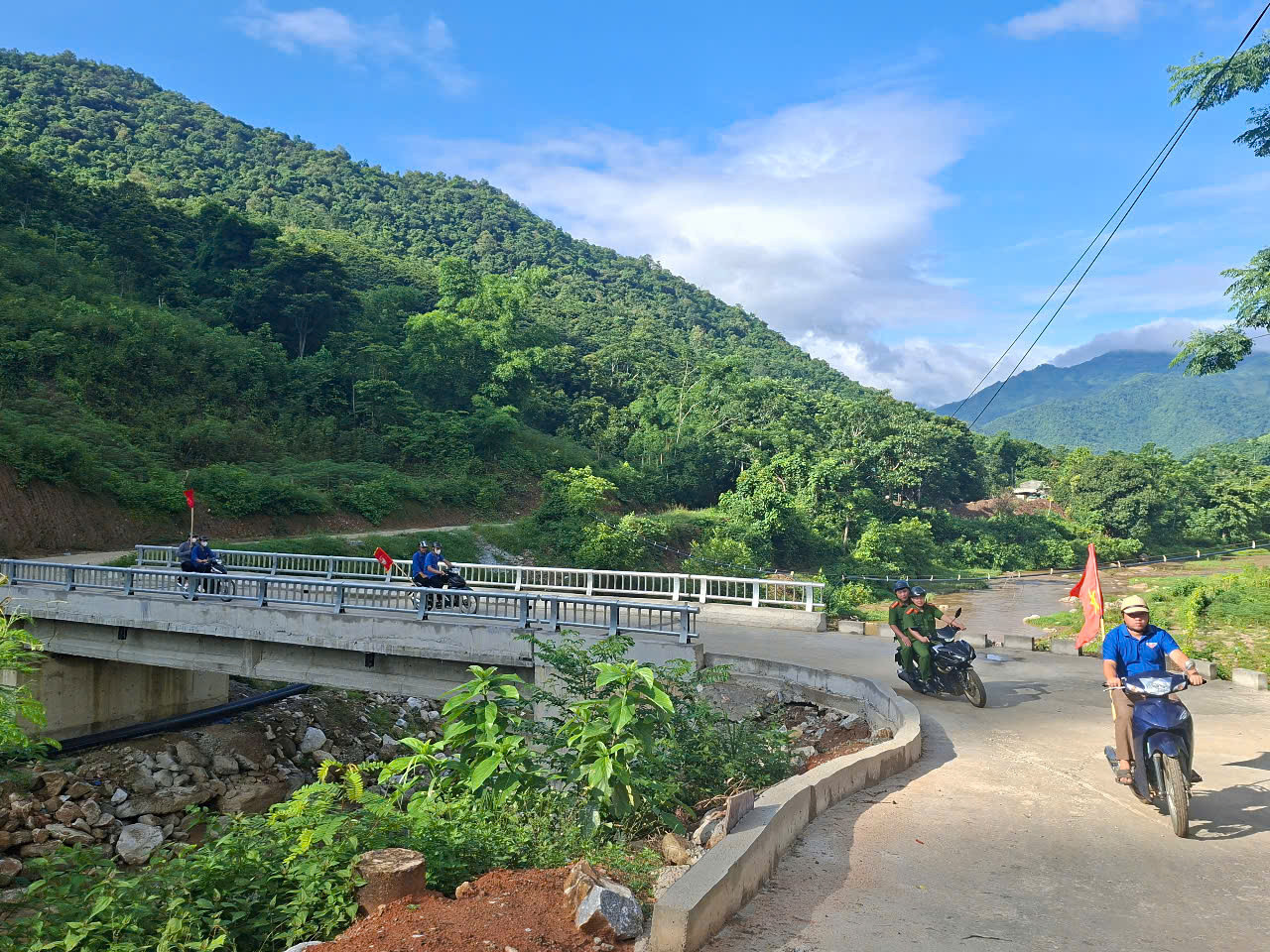 245 đội hình thanh niên tình nguyện của tỉnh Thanh Hóa hỗ trợ người dân tại 166 xã, phường.