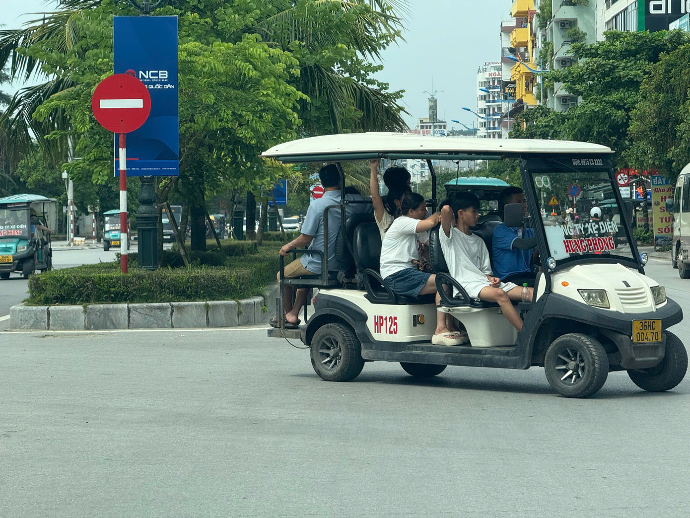 Sau ngày 1/7, xe điện ở khu du lịch biển Sầm Sơn vẫn hoạt động bình thường sau khi địa phương tổ chức lại giao thông, cắm biển giới hạn tốc độ.