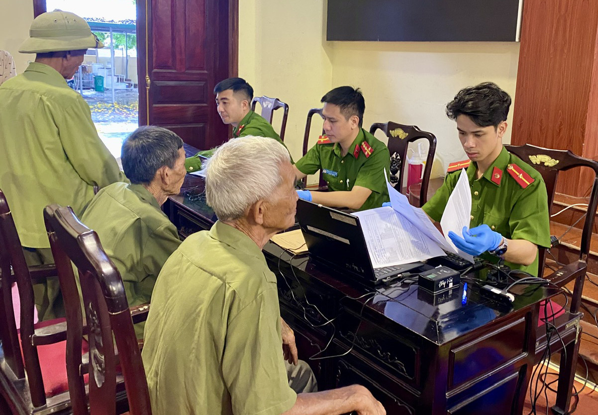 Các đoàn viên thanh niên Công an tỉnh Thanh Hóa cùng lực lượng chức năng kiểm tra, đối chiếu, thu nhận thông tin.