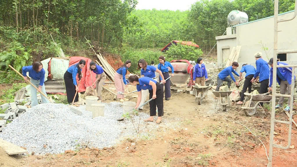 Đoàn thanh niên xã Như Thanh hỗ trợ người dân làm nhà