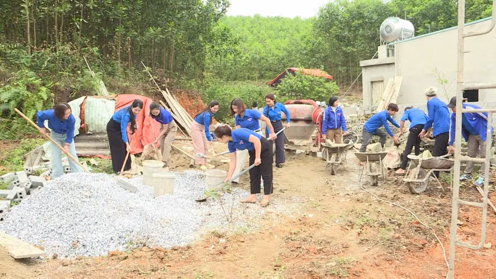 Đoàn thanh niên xã Như Thanh hỗ trợ người dân làm nhà Đoàn thanh niên xã Như Thanh hỗ trợ người dân làm nhà