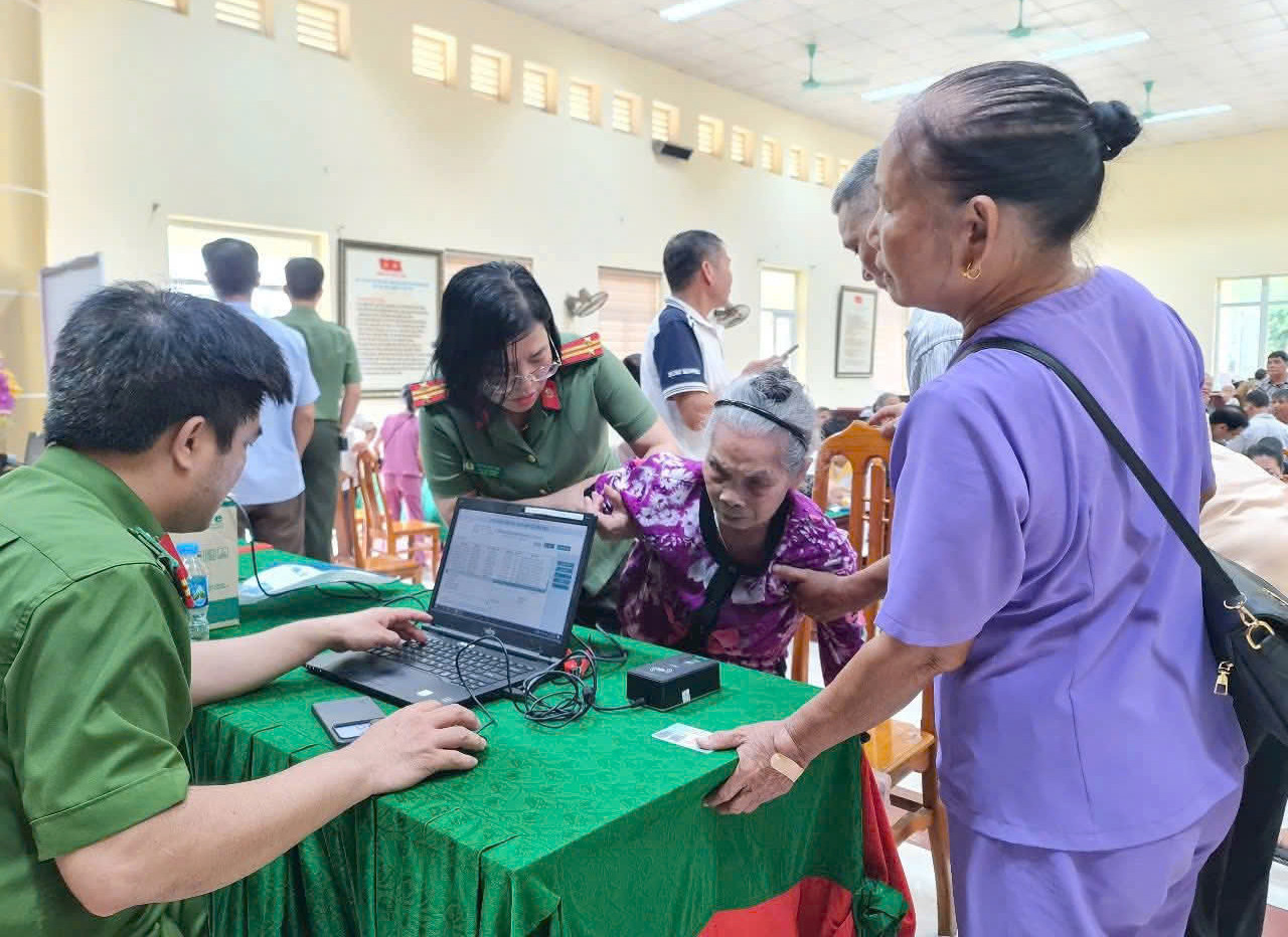 Hỗ trợ thân nhân liệt sĩ lấy mẫu ADN.