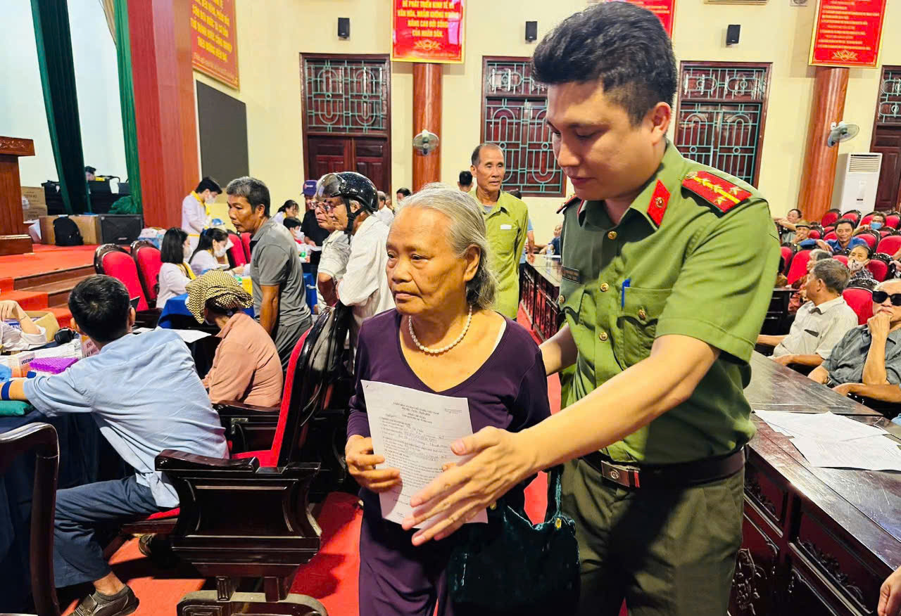 Lực lượng chức năng hướng dẫn thân nhân liệt sĩ kê khai thông tin, lấy mẫu ADN.