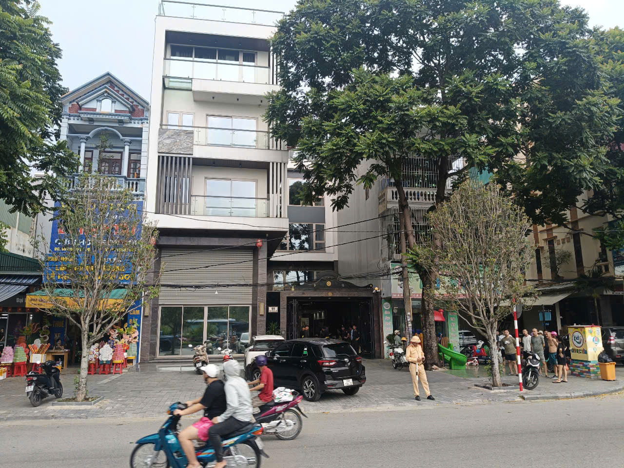 Sự việc khám xét nhà của Nguyễn Huy Tùng vào chiều 9/7 thu hút nhiều người dân sinh sống gần khu vực.