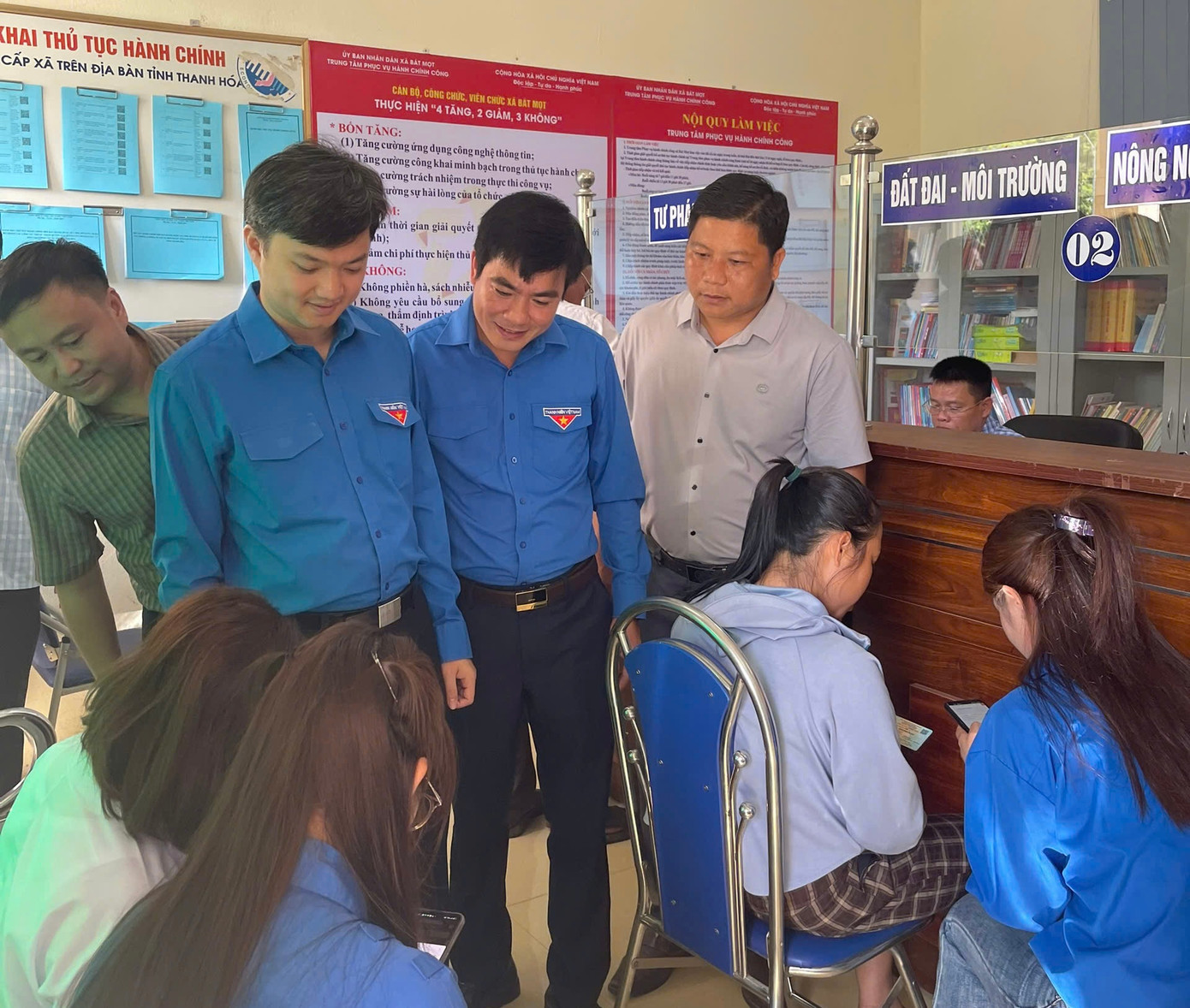 Anh Nguyễn Minh Triết và các đại biểu tham quan Trung tâm Phục vụ hành chính công xã Bát Mọt. Anh Nguyễn Minh Triết và các đại biểu tham quan Trung tâm Phục vụ hành chính công xã Bát Mọt.