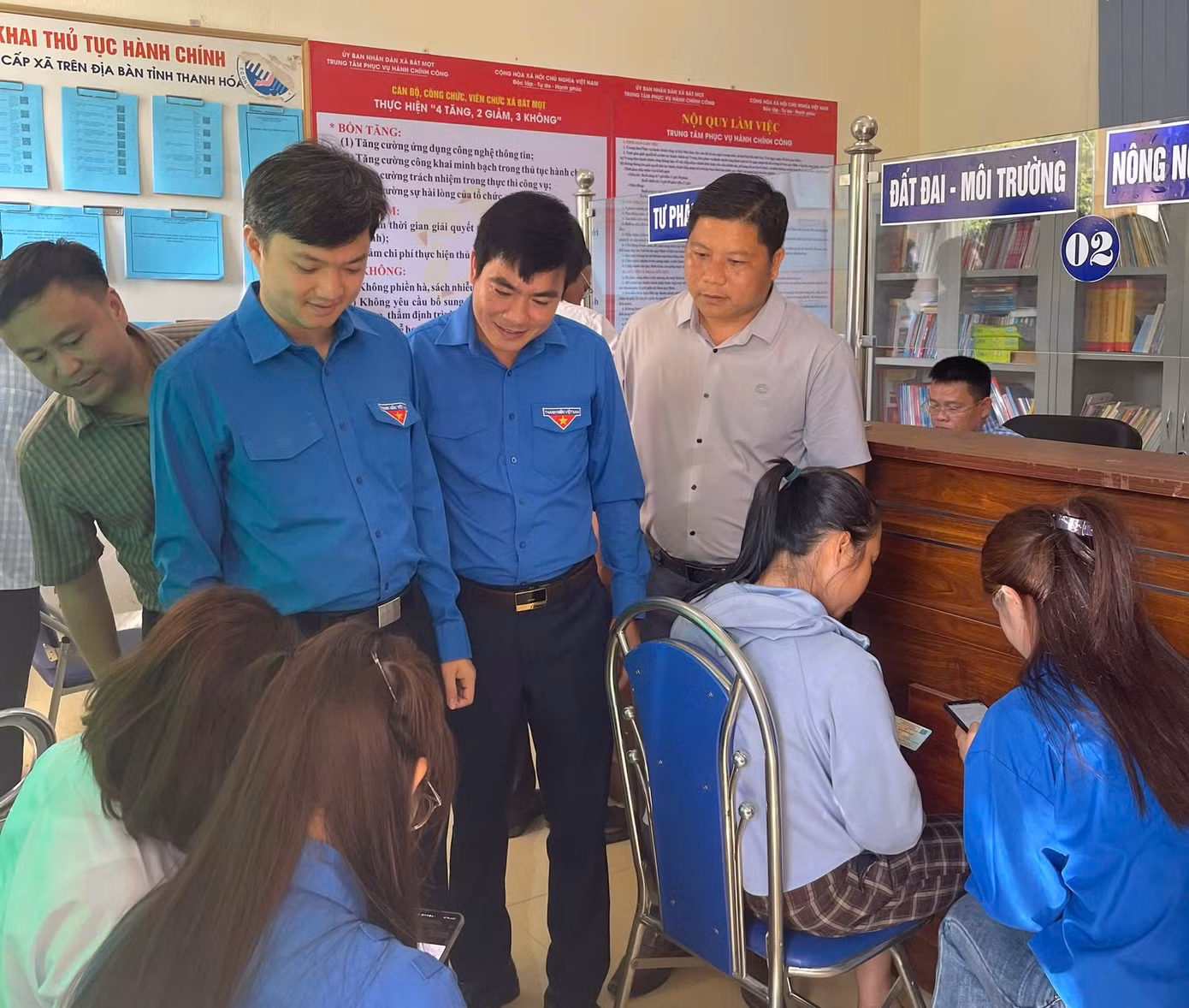Anh Nguyễn Minh Triết và các đại biểu tham quan Trung tâm Phục vụ hành chính công xã Bát Mọt. Anh Nguyễn Minh Triết và các đại biểu tham quan Trung tâm Phục vụ hành chính công xã Bát Mọt.