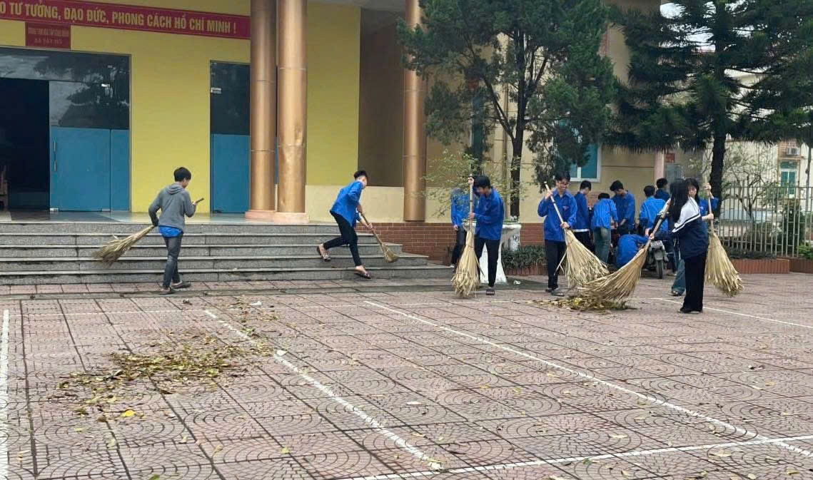 Đoàn viên thanh niên xã Thọ Long ra quân dọn vệ sinh môi trường