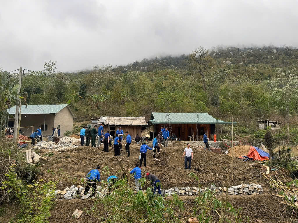 Đoàn xã Quang Chiểu hỗ trợ làm nhà cho hộ gia đình chị Phan Thị Lai tại Bản Suối Tút là hộ nghèo neo đơn được thụ hưởng chính sách hỗ trợ nhà ở theo Chỉ thị số 22-CT/TU (ngày 30/03/2024) của Ban Thường vụ Tỉnh ủy Thanh Hóa.