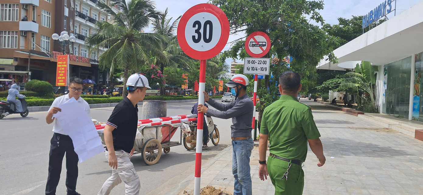 Từ ngày 30/6, lực lượng chức năng TP Sầm Sơn (cũ) đã tiến hành cắm biển giới hạn tốc độ 30km/h trên một số tuyến đường.