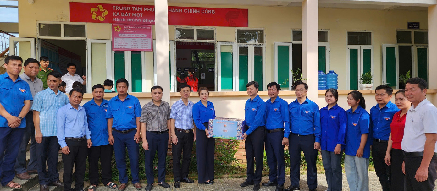 Anh Nguyễn Minh Triết cùng anh Lê Văn Châu - Phó Chủ tịch Ủy ban MTTQ tỉnh, Bí thư Tỉnh Đoàn Thanh Hóa thăm tặng quà đội thanh niên tình nguyện hỗ trợ vận hành chính quyền địa phương 2 cấp tại xã biên giới Bát Mọt. Anh Nguyễn Minh Triết cùng anh Lê Văn Châu - Phó Chủ tịch Ủy ban MTTQ tỉnh, Bí thư Tỉnh Đoàn Thanh Hóa thăm tặng quà đội thanh niên tình nguyện hỗ trợ vận hành chính quyền địa phương 2 cấp tại xã biên giới Bát Mọt.
