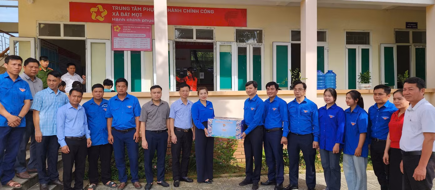 Anh Nguyễn Minh Triết cùng anh Lê Văn Châu - Phó Chủ tịch Ủy ban MTTQ tỉnh, Bí thư Tỉnh Đoàn Thanh Hóa thăm tặng quà đội thanh niên tình nguyện hỗ trợ vận hành chính quyền địa phương 2 cấp tại xã biên giới Bát Mọt. Anh Nguyễn Minh Triết cùng anh Lê Văn Châu - Phó Chủ tịch Ủy ban MTTQ tỉnh, Bí thư Tỉnh Đoàn Thanh Hóa thăm tặng quà đội thanh niên tình nguyện hỗ trợ vận hành chính quyền địa phương 2 cấp tại xã biên giới Bát Mọt.