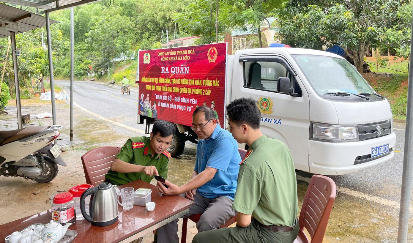 Công an xã biên giới Na Mèo, tỉnh Thanh Hóa trực tiếp đến từng nhà dân để hướng dẫn, hỗ trợ người dân các thủ tục hành chính Công an xã biên giới Na Mèo, tỉnh Thanh Hóa trực tiếp đến từng nhà dân để hướng dẫn, hỗ trợ người dân các thủ tục hành chính