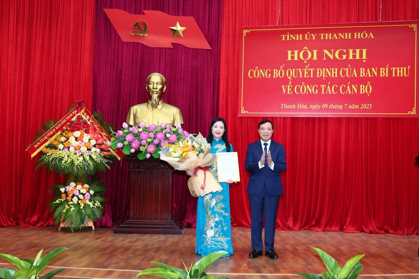 Đồng chí Lại Thế Nguyên, Phó Bí thư Thường trực Tỉnh ủy Thanh Hóa trao Quyết định và tặng hoa chúc mừng đồng chí Phạm Thị Thanh Thuỷ.