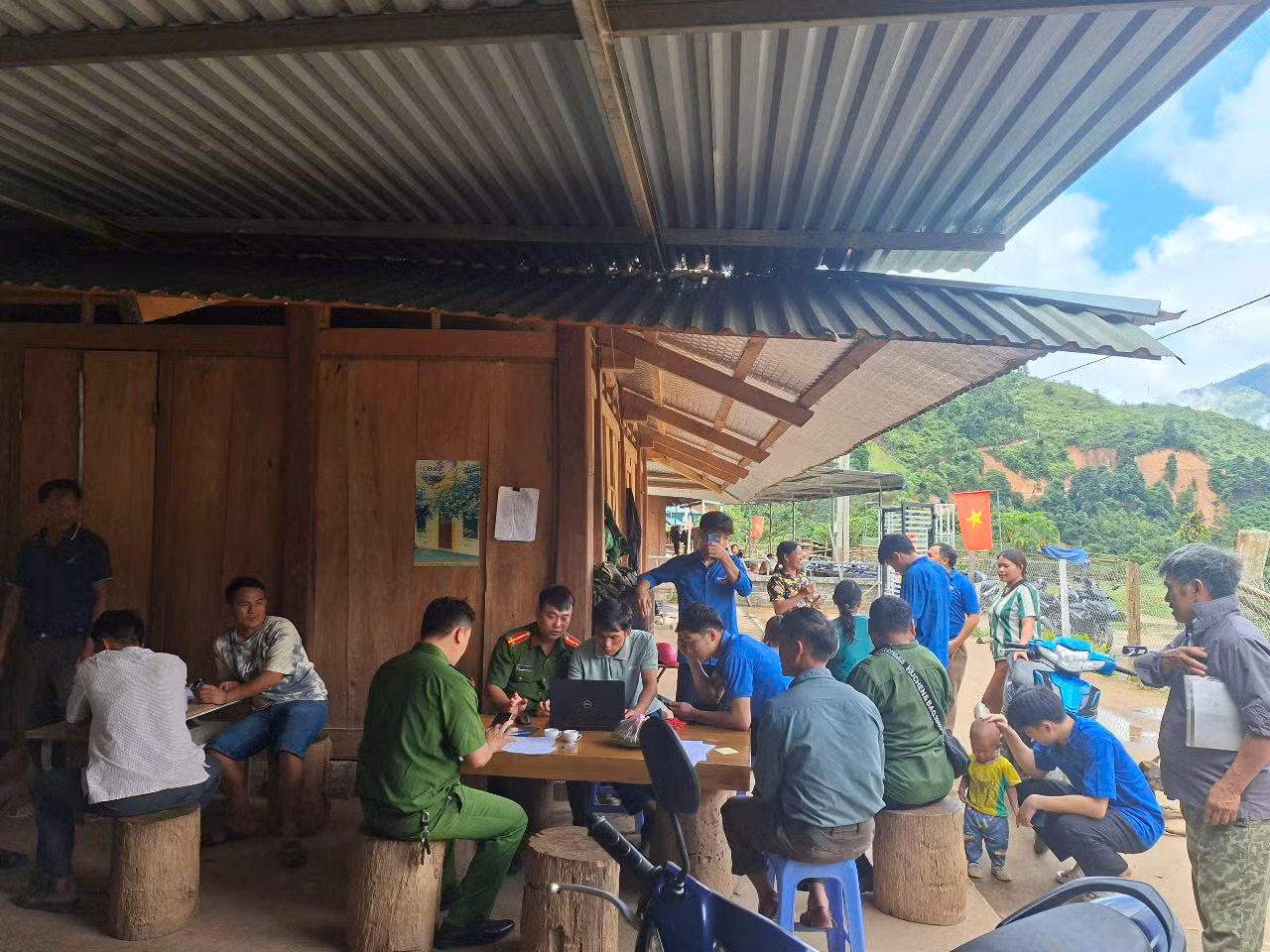 Các đội hình thanh niên tình nguyện phối hợp với lực lượng chức năng hỗ trợ người dân sử dụng các dịch vụ công trực tuyến tại xã miền núi biên giới Tam Chung. Các đội hình thanh niên tình nguyện phối hợp với lực lượng chức năng hỗ trợ người dân sử dụng các dịch vụ công trực tuyến tại xã miền núi biên giới Tam Chung.