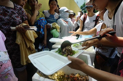 Bệnh nhân xếp hàng mua cơm 5.000 đồng dưới trời nắng nóng