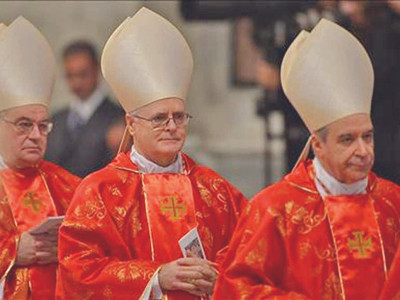 Các Hồng y giáo chủ bước vào mật nghị. Ảnh: Getty Images