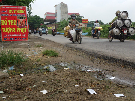 Phao thi trước đường dẫn vào trường THPT Hoài Đức A. Ảnh: Tuấn Nguyễn
