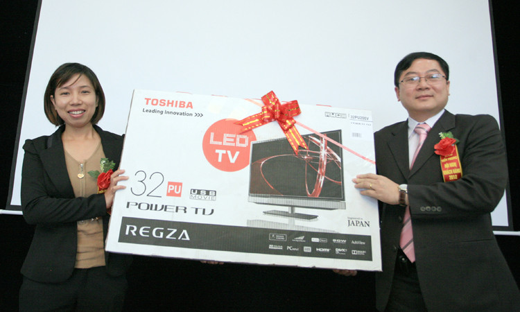 Nhà báo Lê Xuân Sơn, trao quà cho khách hàng trúng thưởng