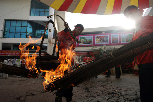  Khi về đến sân đình, các giáp nhận thóc để giã gạo bằng cối đá. Tiếp đến các chàng trai chuẩn bị thanh nứa cọ xát vào những thanh xoan ngâm nước được phơi khô đè lên rơm (hoặc rác) để tạo ra lửa.