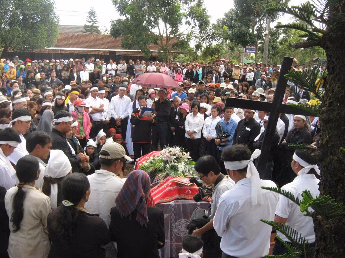 Hàng nghìn người dân đến tiễn đưa ông về với tổ tiên