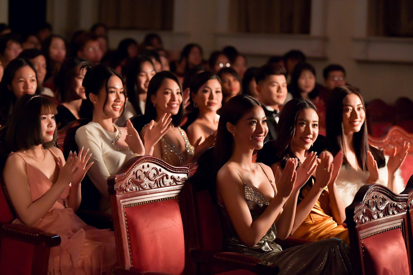 Á hậu Lona Kiều Loan, Á hậu Phương Anh cùng đọ sắc trong khung hình.