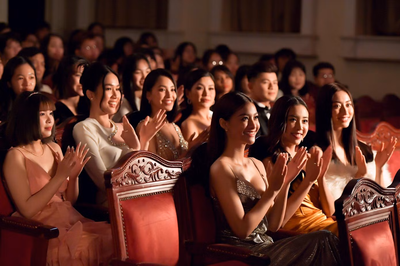 Á hậu Lona Kiều Loan, Á hậu Phương Anh cùng đọ sắc trong khung hình.