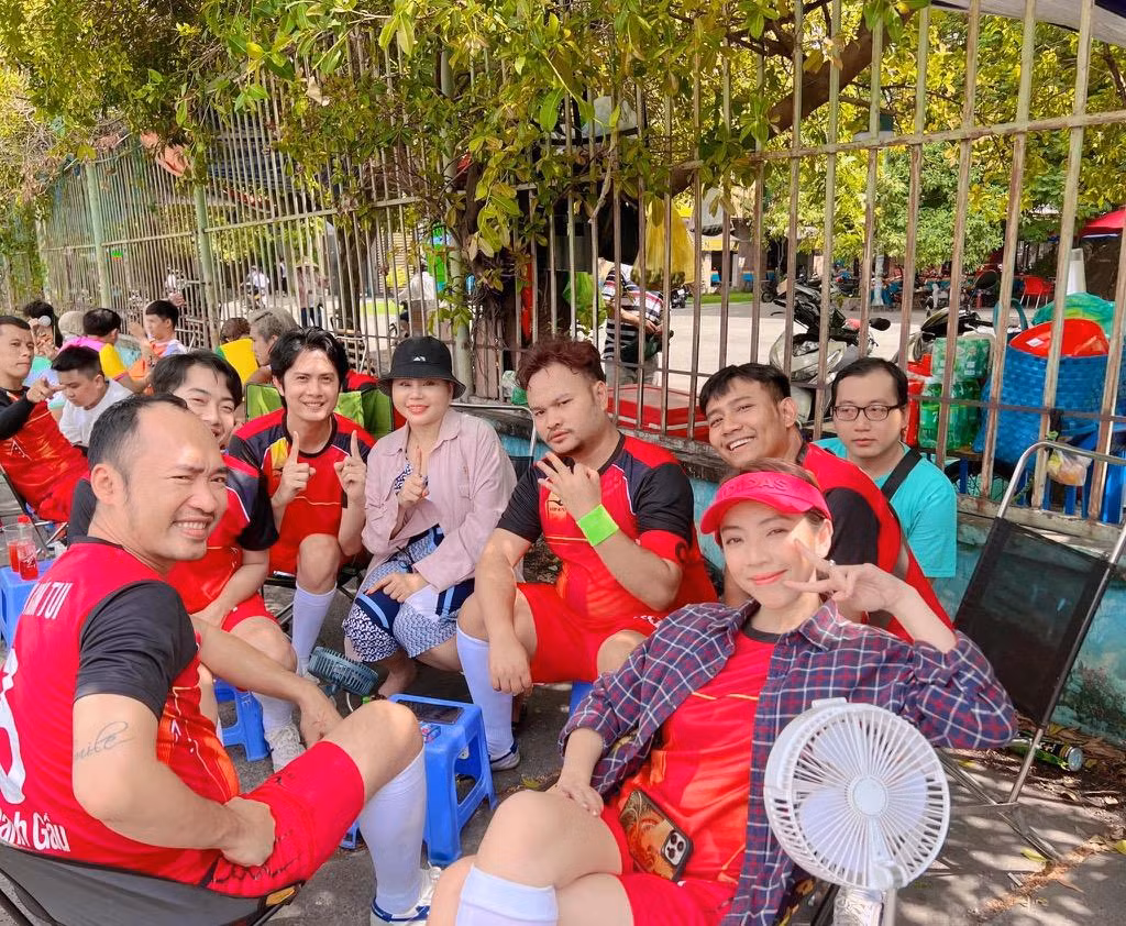 Dàn diễn viên tại hậu trường quay Chuyện Xóm Tui 3